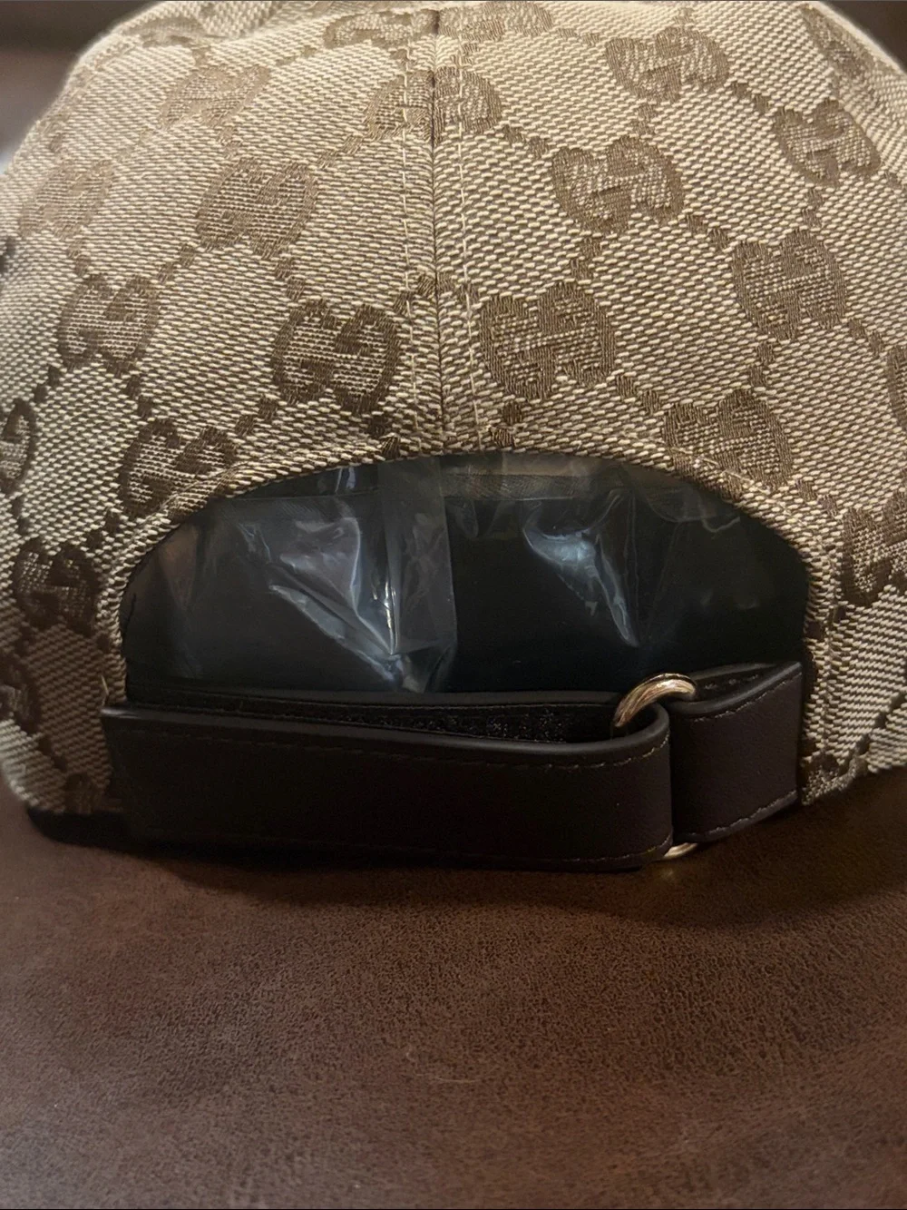 Gucci **unisex equally